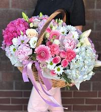 Композиция солнечный день в Нижней Пойме Цветочная композиция из Розы, Хризантемы, Пионы и Лизиантусы в корзине в Нижней Пойме