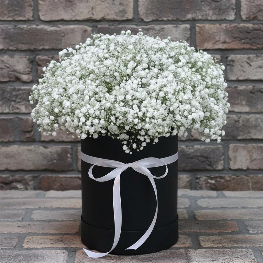 Цветочная композиция из Гипсофила в шляпной коробке в Нижней Пойме