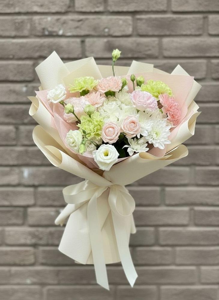 Букет цветов из: Гвоздики, Розы, Лизиантусы и Хризантемы в Нижней Пойме