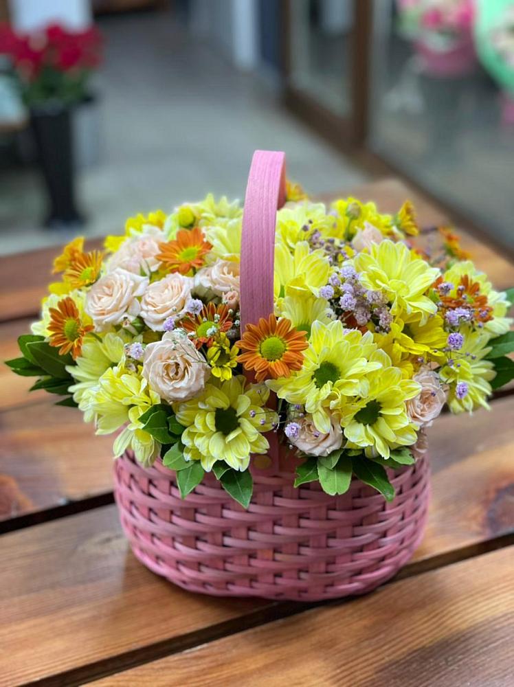 Цветочная композиция из Хризантемы и Розы в корзине в Нижней Пойме