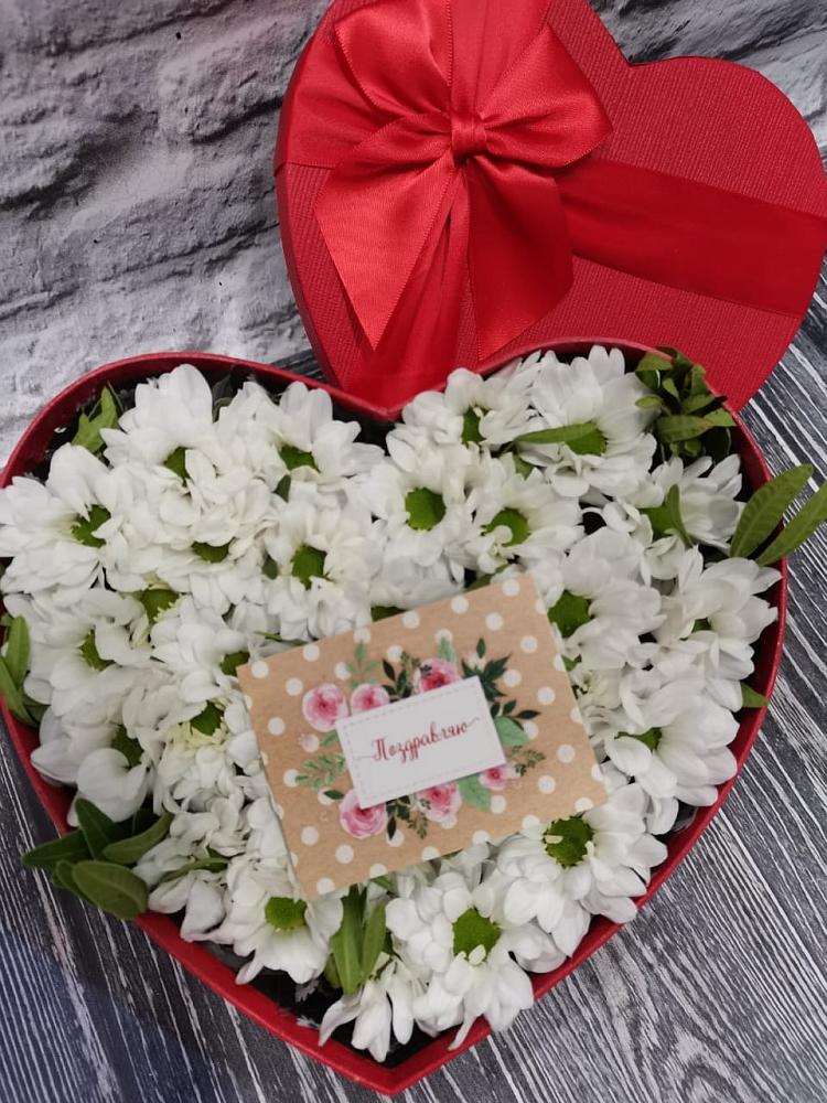 Цветочная композиция из Хризантемы в виде сердца в Нижней Пойме