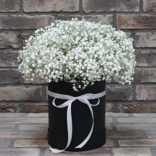 Цветочная композиция из Гипсофила в шляпной коробке в Нижней Пойме