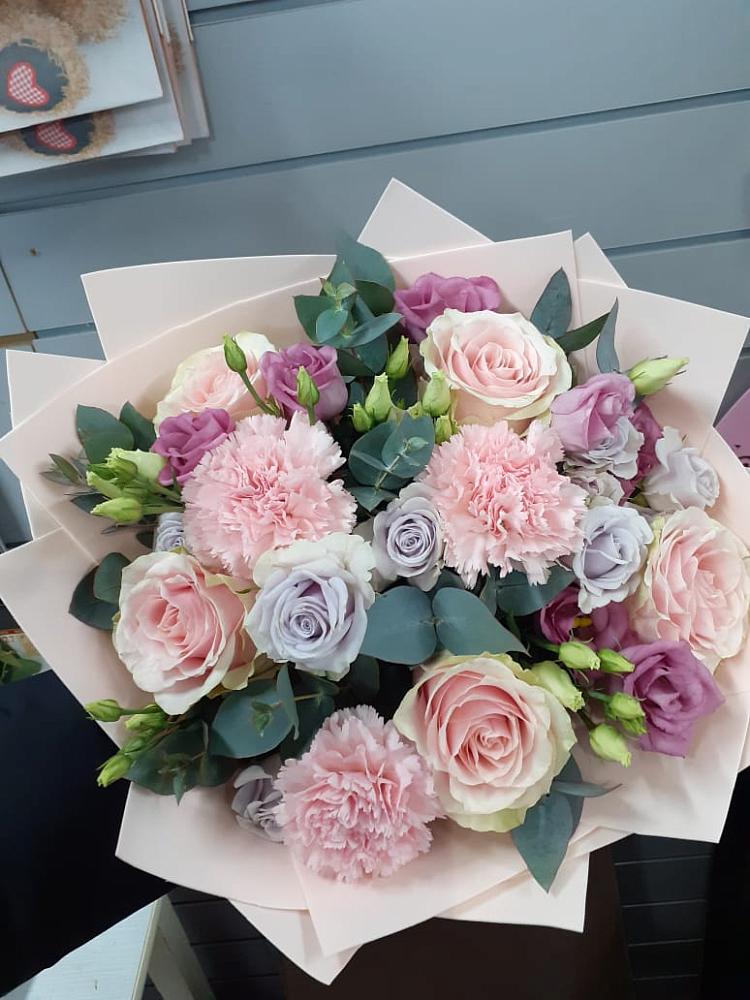 Букет цветов из: Розы, Гвоздики и Лизиантусы в Нижней Пойме