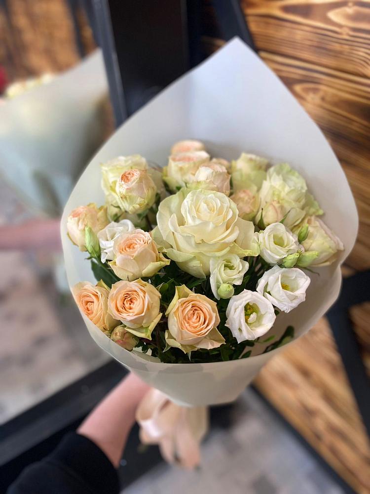 Букет цветов из: Розы и Лизиантусы в Нижней Пойме